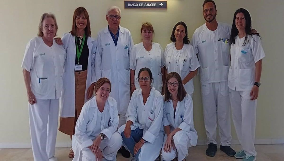 Equipo asistencial del Hospital Clínico implicado en el procedimiento de aféresis (Foto: Europa Press)