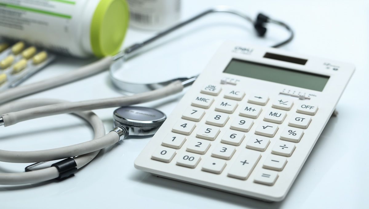 Calculadora en la consulta de un médico (FOTO: Freepik)