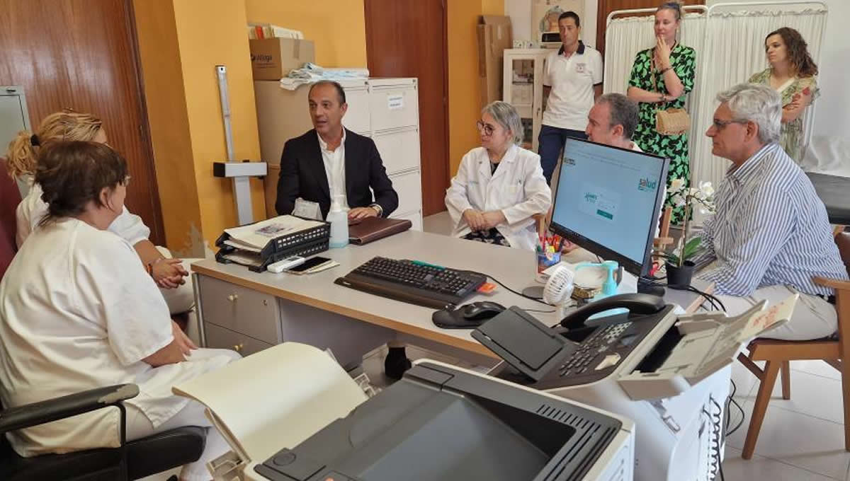 El consejero de Sanidad en la reunión en el consultorio Gurrea de Gállego. (Foto: Gobierno de Aragón)