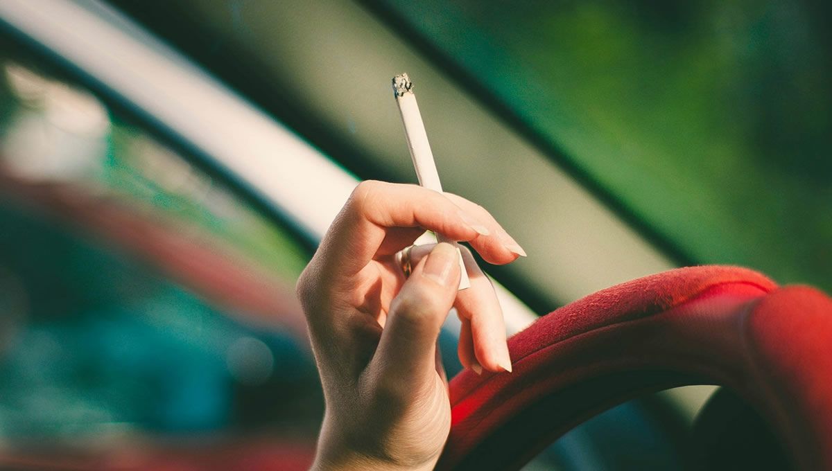 Mujer fumando en el coche. Foto. Unsplash