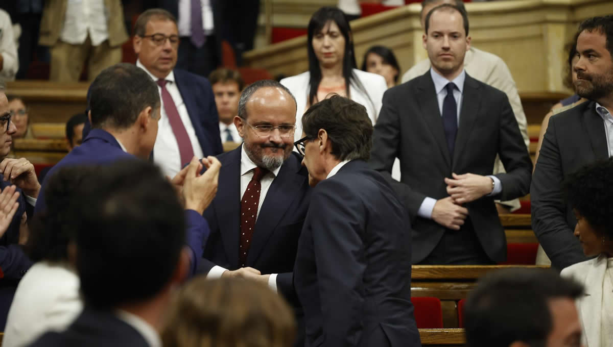 El presidente de la Generalitat, Salvador Illa (c), felicitado por el el líder del PP catalán, Alejandro Fernández, tras el pleno de investidura (Foto: Europa Press)