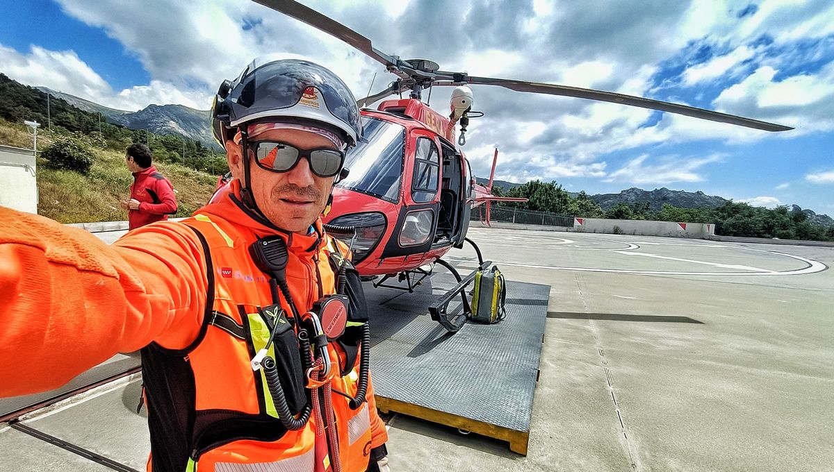 Ismael Muñoz junto al helicóptero del Grupo Especial de Rescate en Altura de la Comunidad de Madrid (FOTO: Cedida a ConSalud.es)