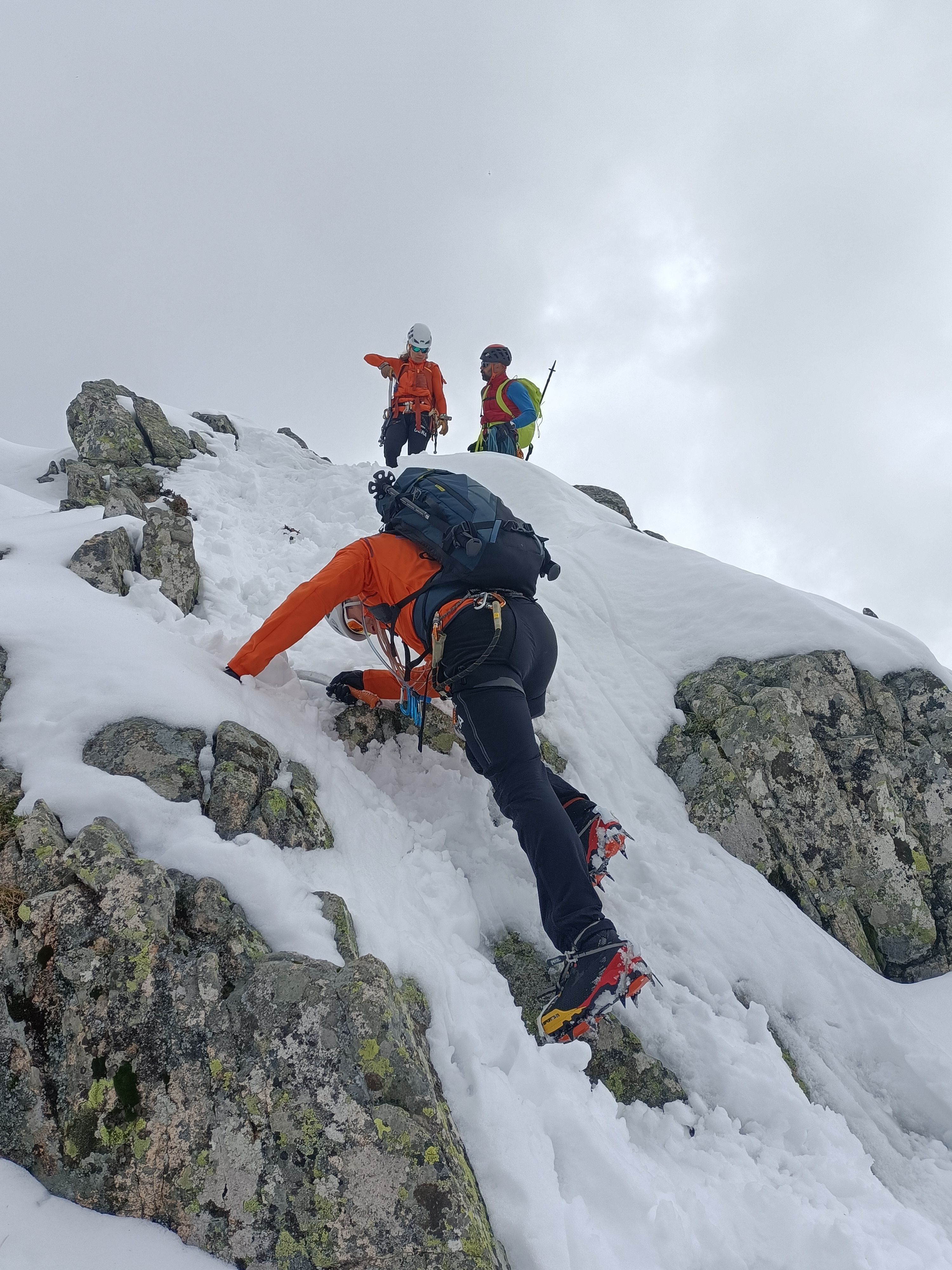 Enfermeros del GERA en la nieve