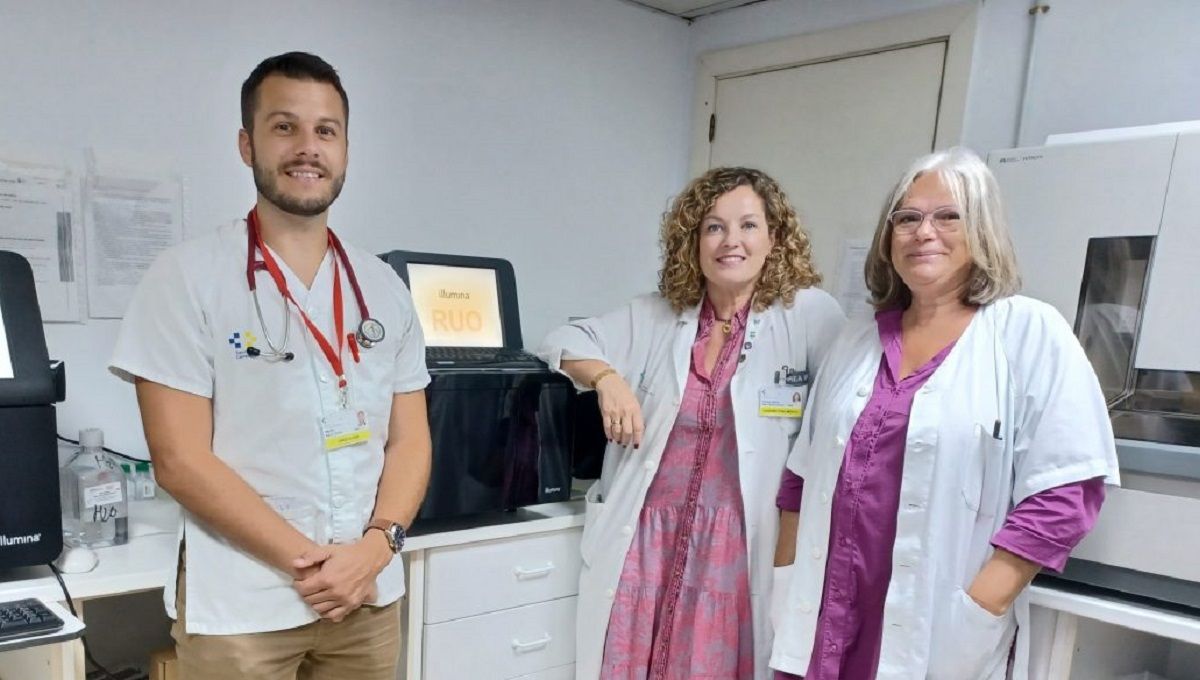 Néstor Báez, Felicitas Diaz-Flores y Antonia Pérez en la sala de secuenciadores de Genética. (Foto: Gobierno de Canarias)