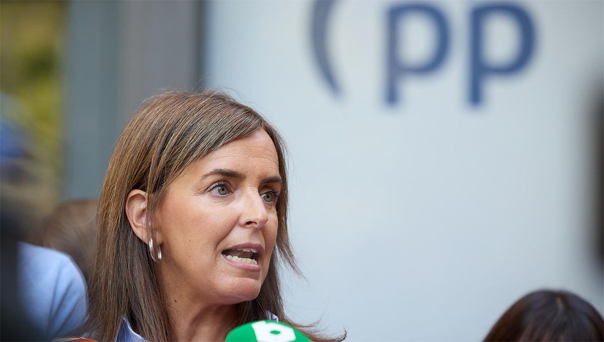 La vicesecretaria de Organización del PP, Carmen Fúnez, atiende a medios, en la puerta de la sede del PP (Foto. Jesús Hellín - Europa Press)