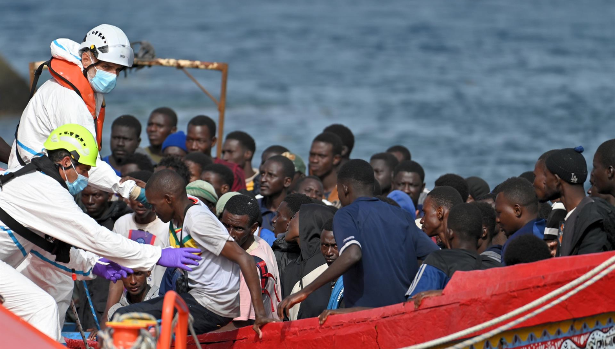 Patera con migrantes llegando a las costas canarias. (EP)