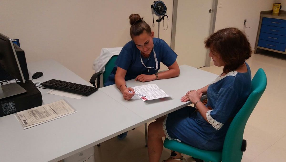 Paciente en una consulta de Enfermería, donde ya se pueden recetar fármacos para infecciones del tracto urinario inferior en mujeres (FOTO: Hospital Clínico Virgen de la Victoria)