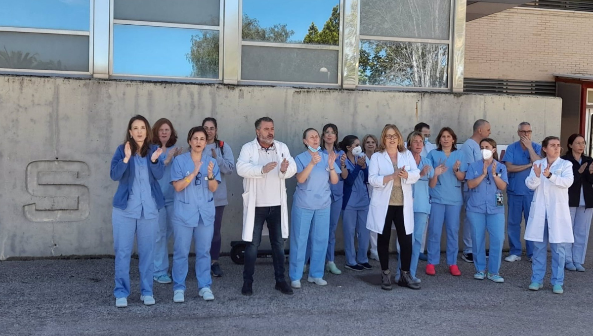 Profesionales sanitarios de Linares en una concentración semanal contra las agresiones y para pedir más medios de preveción y protección (Foto: Europa Press)