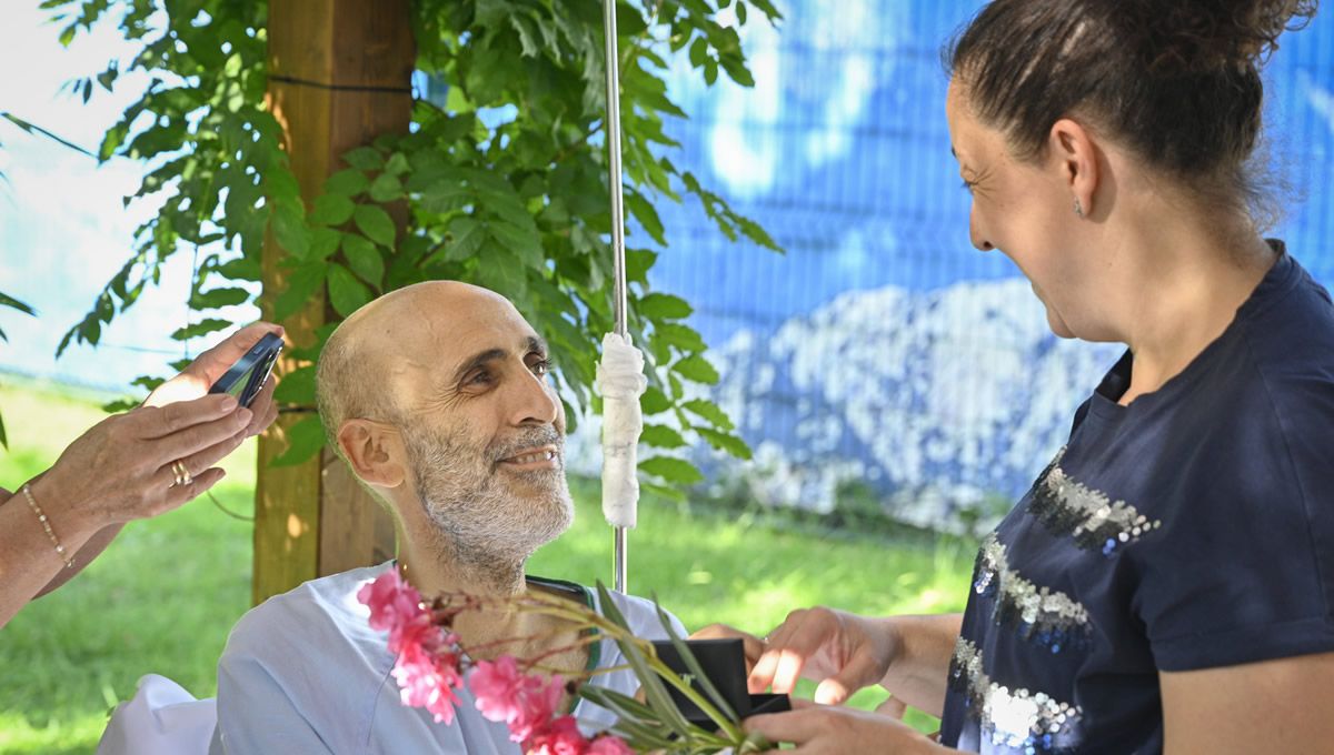 Momento en el que Carlos y Pilar se dan el "sí quiero" (Foto y vídeos: Hospital Gregorio Marañón)