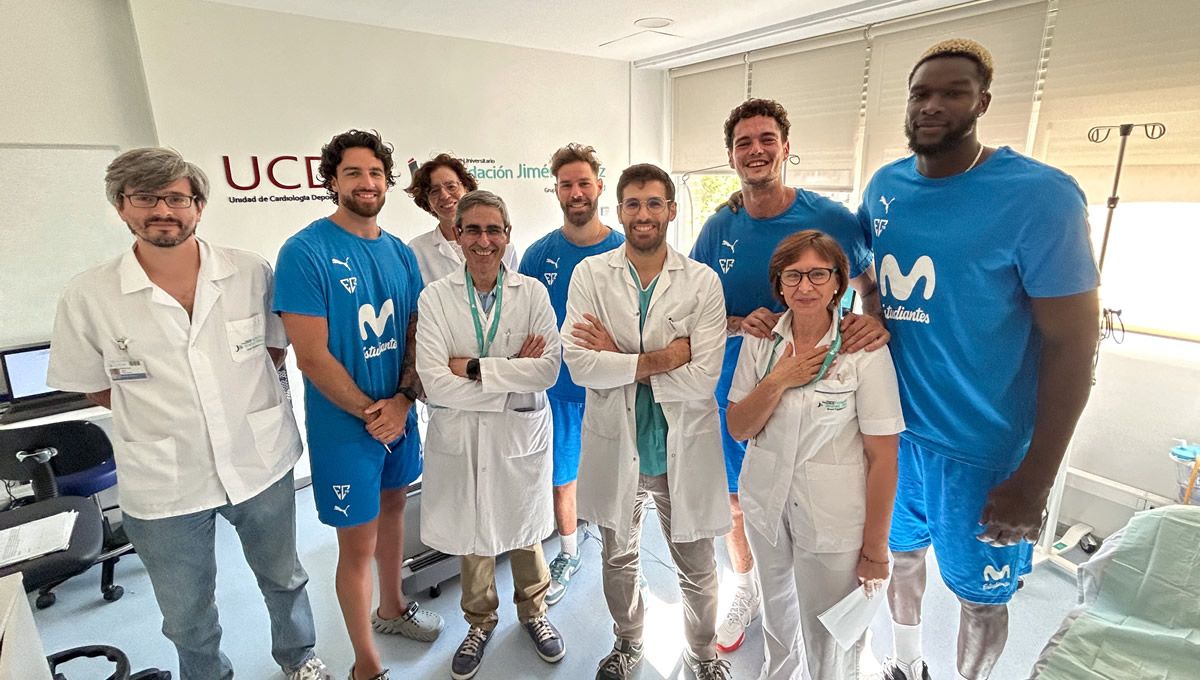 Francis Alonso, Christian Díaz, Juan Rubio y Mus Barro con el equipo de profesionales de la FJD (Foto: Fundación Jiménez Díaz)