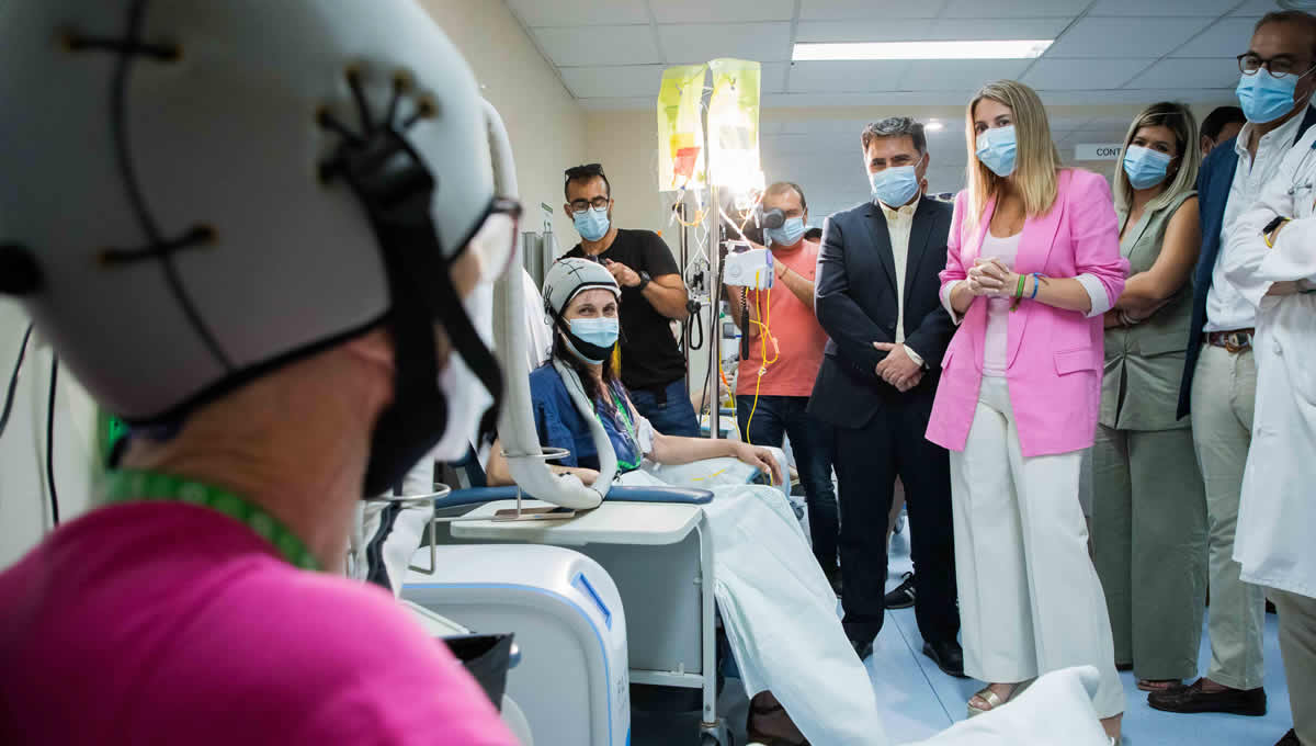 María Guardiola, presidenta de la Junta de Extremadura, presenta una nueva tecnología oncológica para evitar la caía del cabello (Foto: Junta de Extremadura)