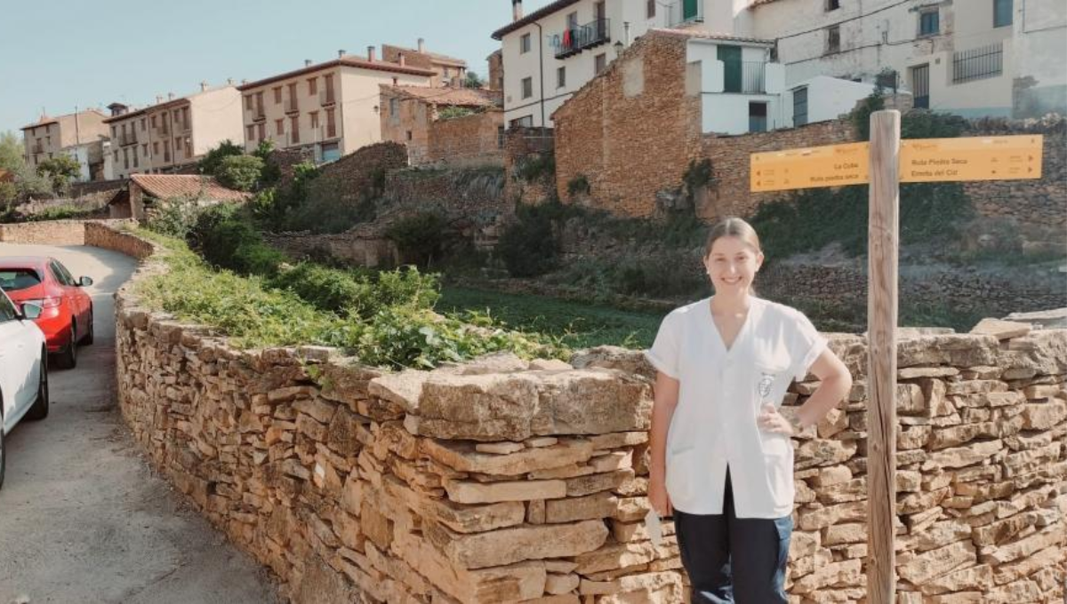 La estudiante de Enfermería de la Universidad de Zaragoza, Alba Achón, que realiza prácticas extracurriculares en el centro de salud de Cantavieja. (Gob. Aragón)