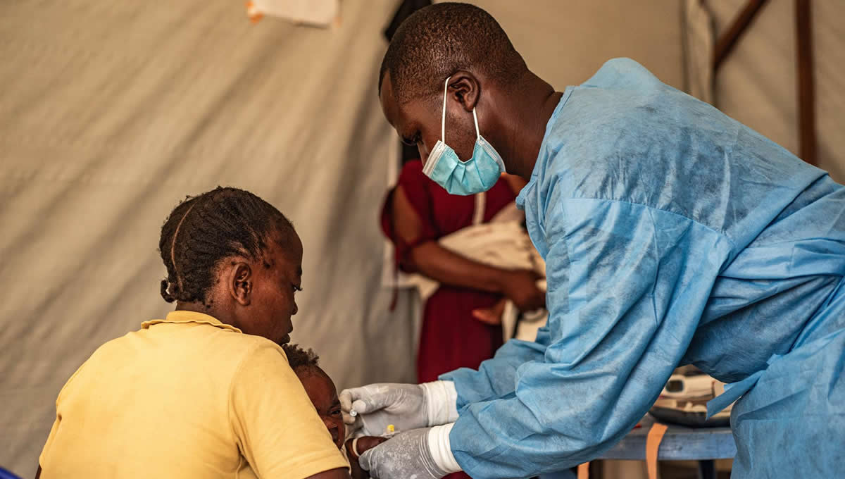 Un niño contagiado de mpox recibe tratamiento en un hospital de Nyiragongo, cerca de Goma, provincia de Kivu Norte, en el este de la República Democrática del Congo (Foto: EP)