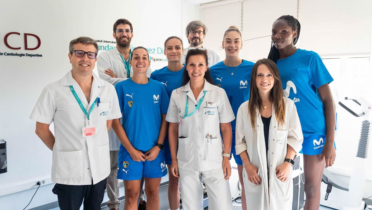 Paula Saravia, Isa Latorre, Ángela Salvadores, Sara Okeke y varios especialistas de la FJD (Foto: Fundación Jiménez Díaz)