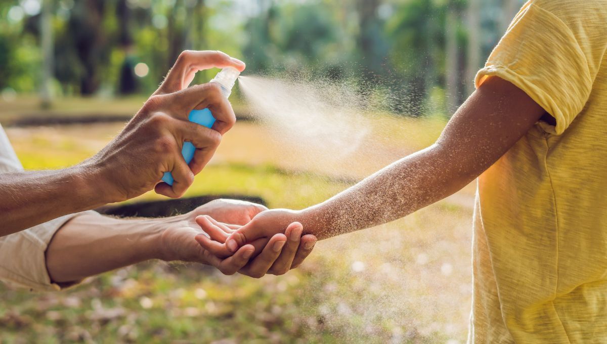 Persona aplicando repelente de mosquitos para evitar picaduras que transmitan el Virus del Nilo (Fuente Canva)