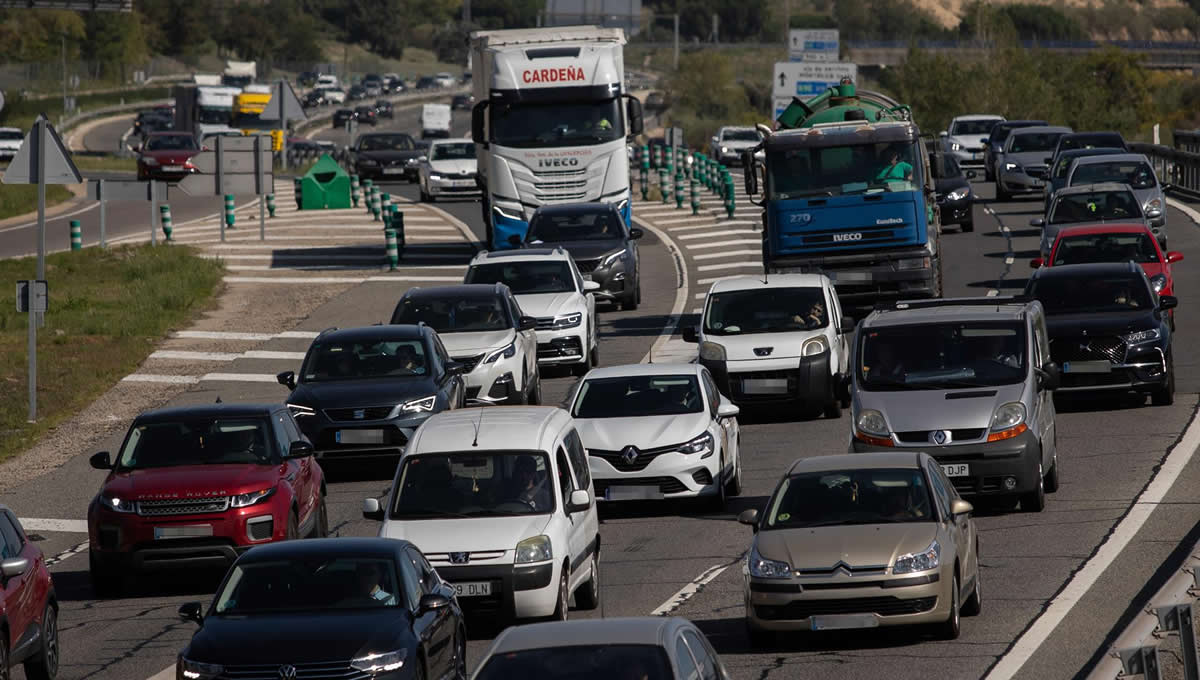 Atasco en la autovía A5, en el inicio del Puente del Pilar, a 11 de octubre de 2023, en Madrid (España) (Foto: Europa Press)