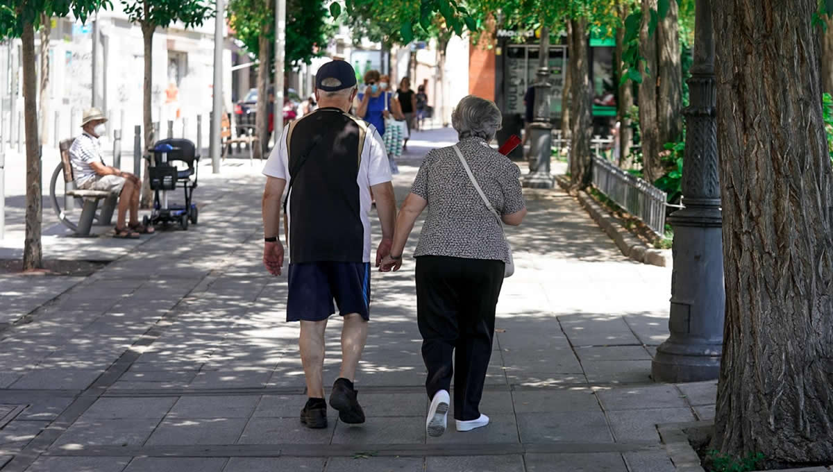 Una pareja de jubilados paseando por la calle (Foto: Europa Press)