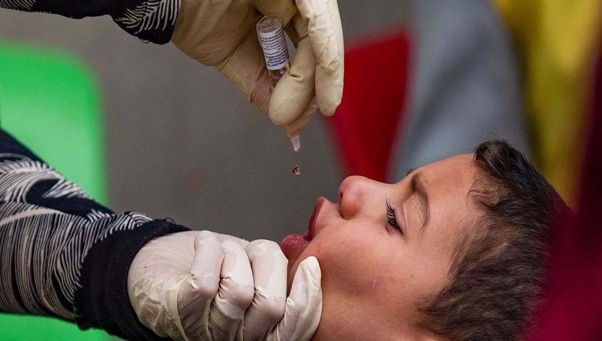 Un niño recibe la vacuna oral contra la polio (Foto: Europa Press)