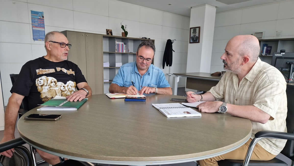 Reunión de Faustino Zapico con representantes de Facua (Foto: Europa Press)