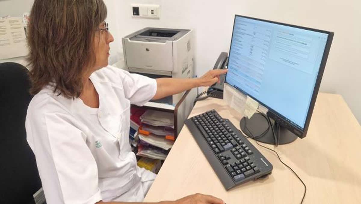 Una enfermera del centro de salud Amparo Poch, Zaragoza, muestra las opciones de indicación (Foto: Aragón_hoy)