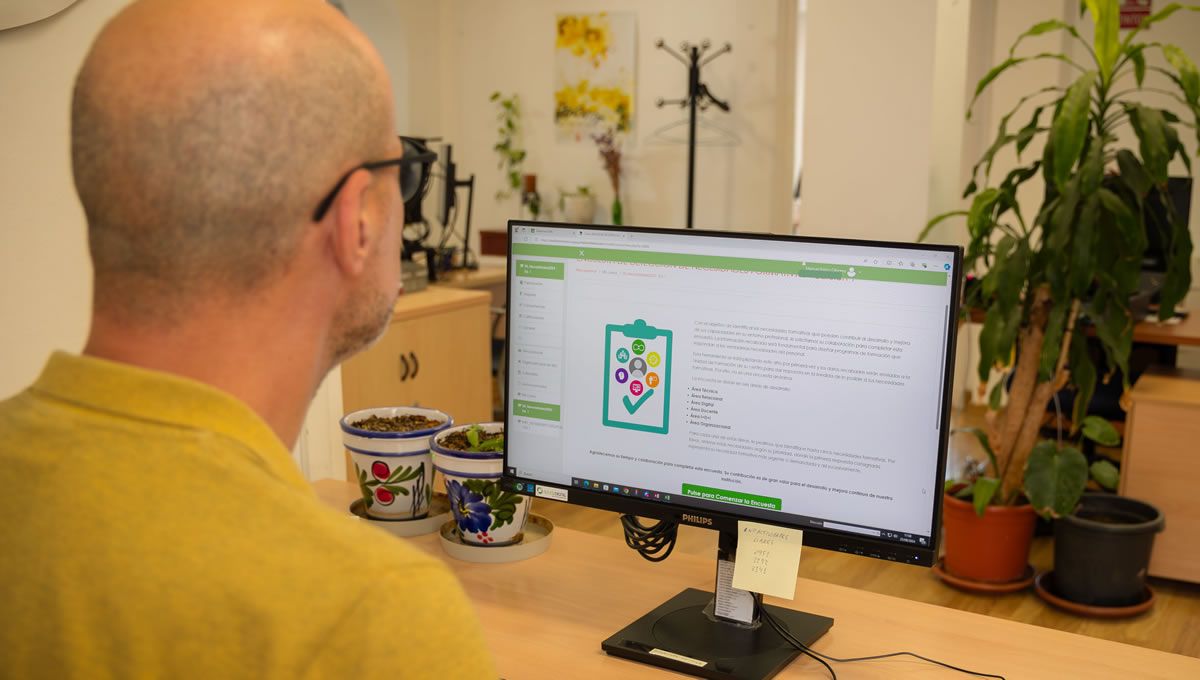 Profesional del Servicio Andaluz de Salud respondiendo a la encuesta (FOTO: Junta de Andalucía)