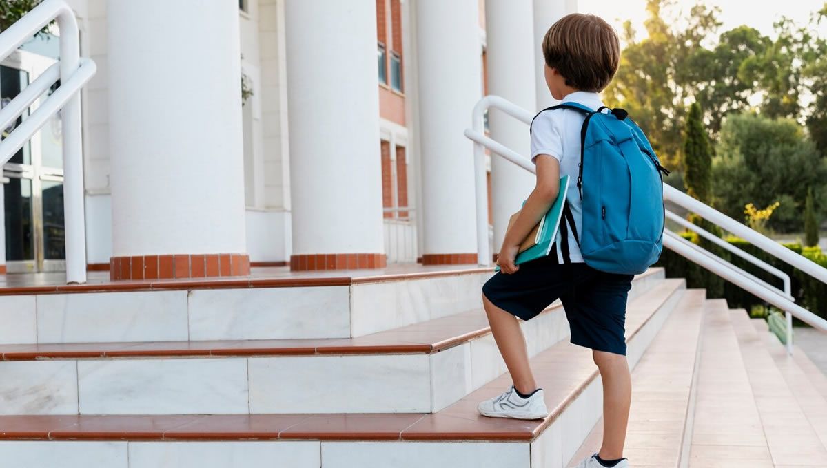 Niño con mochila volviendo al colegio. (Foto: Freepik)