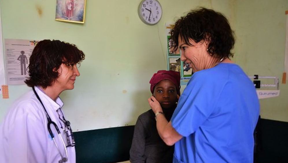 La Dra. Dolors Canadell y la Dra. Maite De Aranzabal, coordinadoras del grupo de Cooperación de la Asociación Española de Pediatría de Atención Primaria (AEPap). (Foto: OMC)