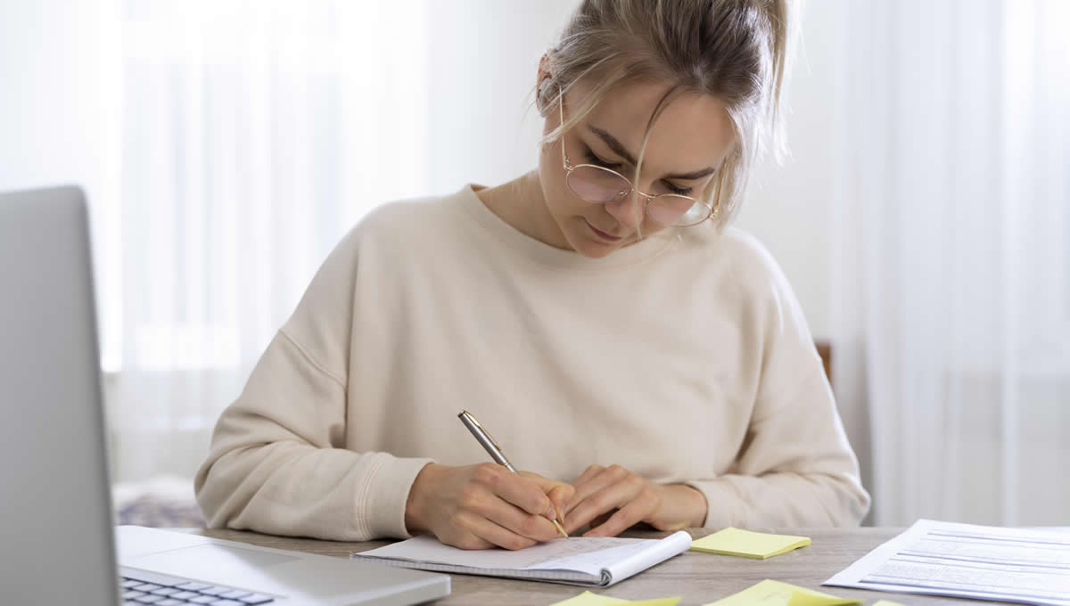 Futura médica especialista apuntando las fechas clave del próximo MIR (FOTO: Freepik)