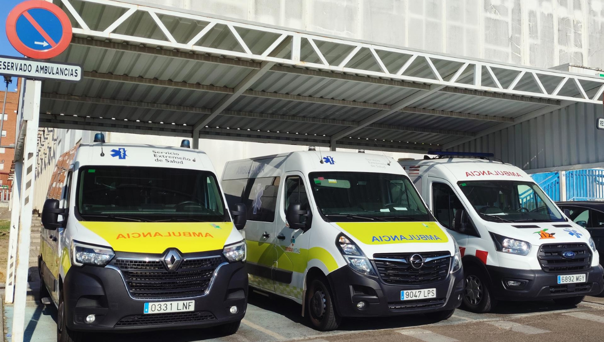 Ambulancias del Servicio de Transporte Sanitario Terrestre de Extremadura junto al Hospital Perpetuo Socorro de Badajoz (Foto: Europa Press)