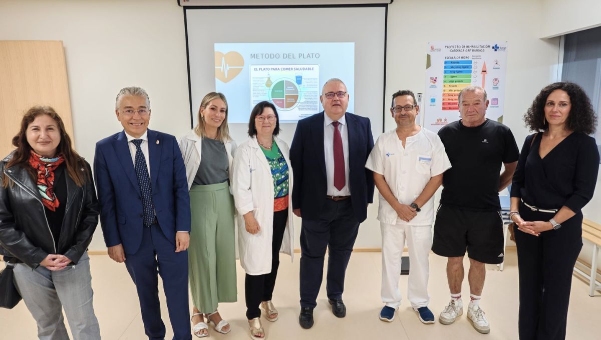 El consejero de Sanidad, Alejandro Vázquez Ramos, durante su visita al Centro de Salud de Salas de los Infantes para conocer el proyecto piloto de rehabilitación cardiaca (Foto cedida a ConSalud)