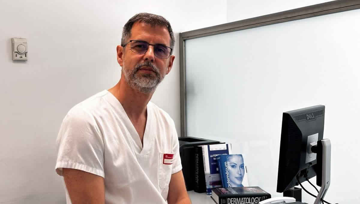 El doctor Álvaro León, jefe del Servicio de Dermatología del Hospital Ribera Povisa, recomienda revisar las manchas solares (Foto. Ribera Povisa)