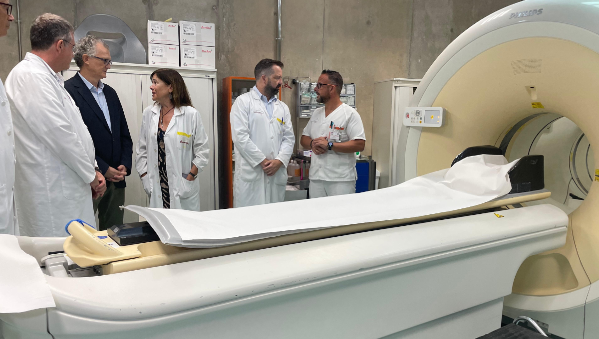 El consejero de Salud, Juan José Pedreño, visita el Servicio de Medicina Nuclear del hospital Virgen de la Arrixaca. (SMS)