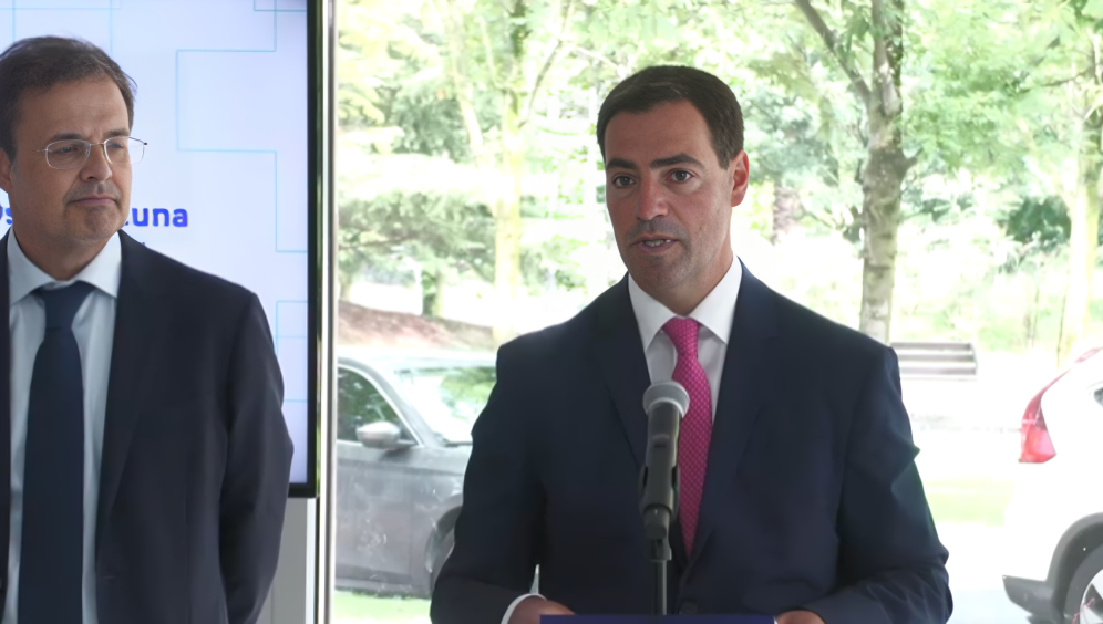 El lehendakari, Imanol Pradales, junto al consejero de Salud, Alberto Martínez, en la primera reunión del Pacto Vasco de Salud. (Irekia)