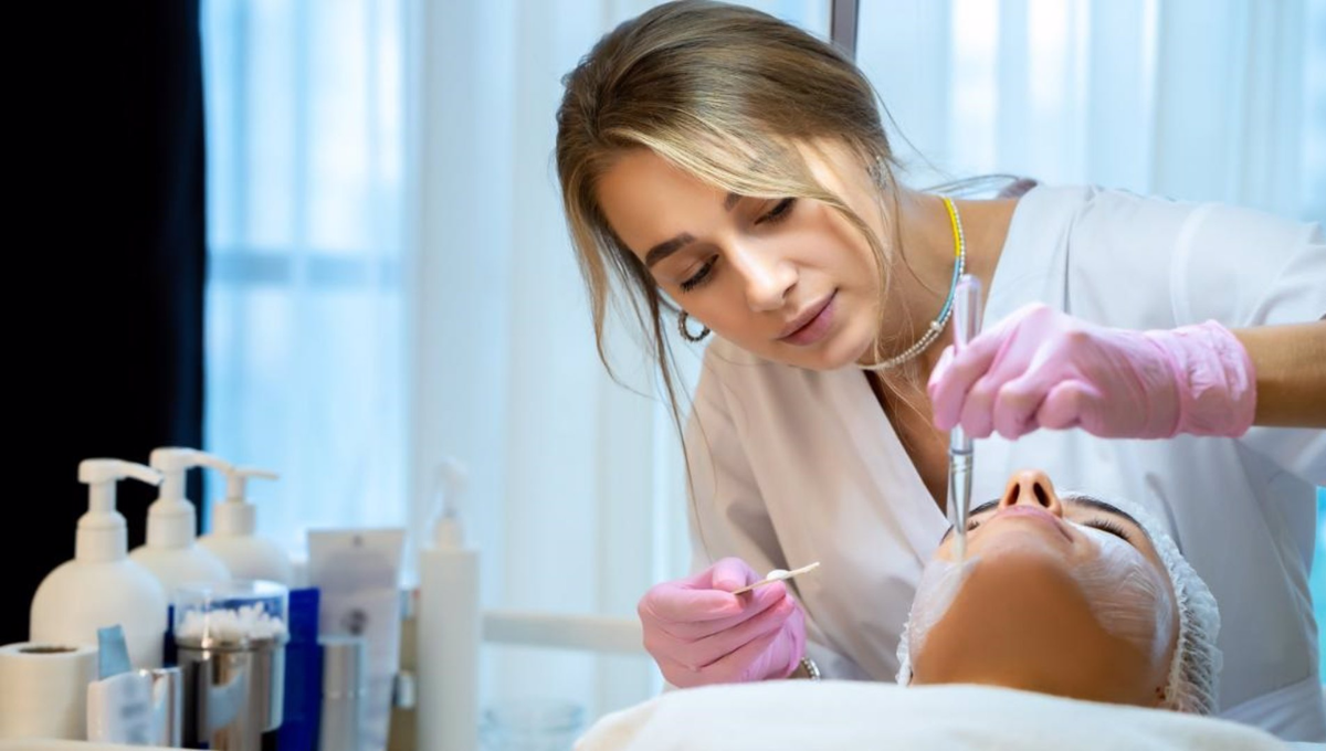 Profesional trabajando en una clínica estética. (EP)