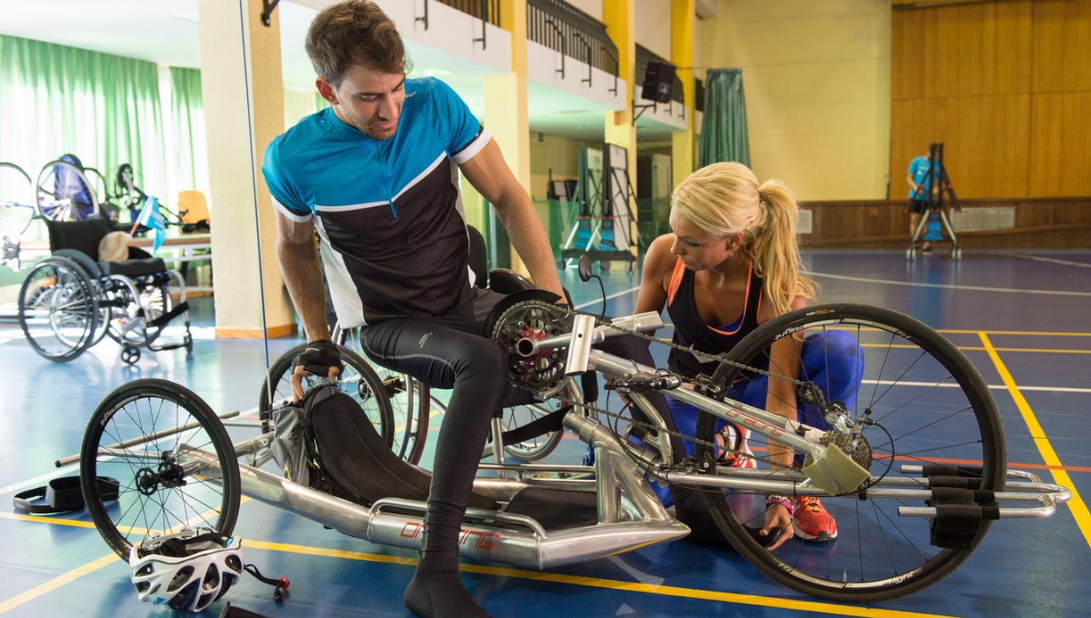 El monitor deportivo de Hospital Nacional de Parapléjicos en Toledo atiende a ConSalud.es. (Sescam)