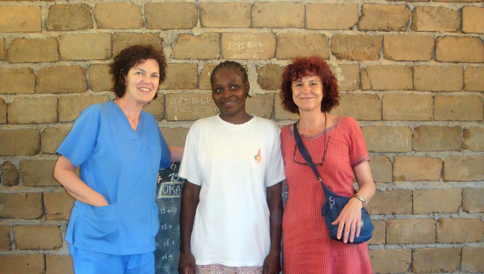 Las coordinadoras del grupo de Cooperación de la AEPap, Dra. Maite De Aranzabal (Izq.) y la Dra. Dolors Canadell en un viaje de cooperación. (OMC)