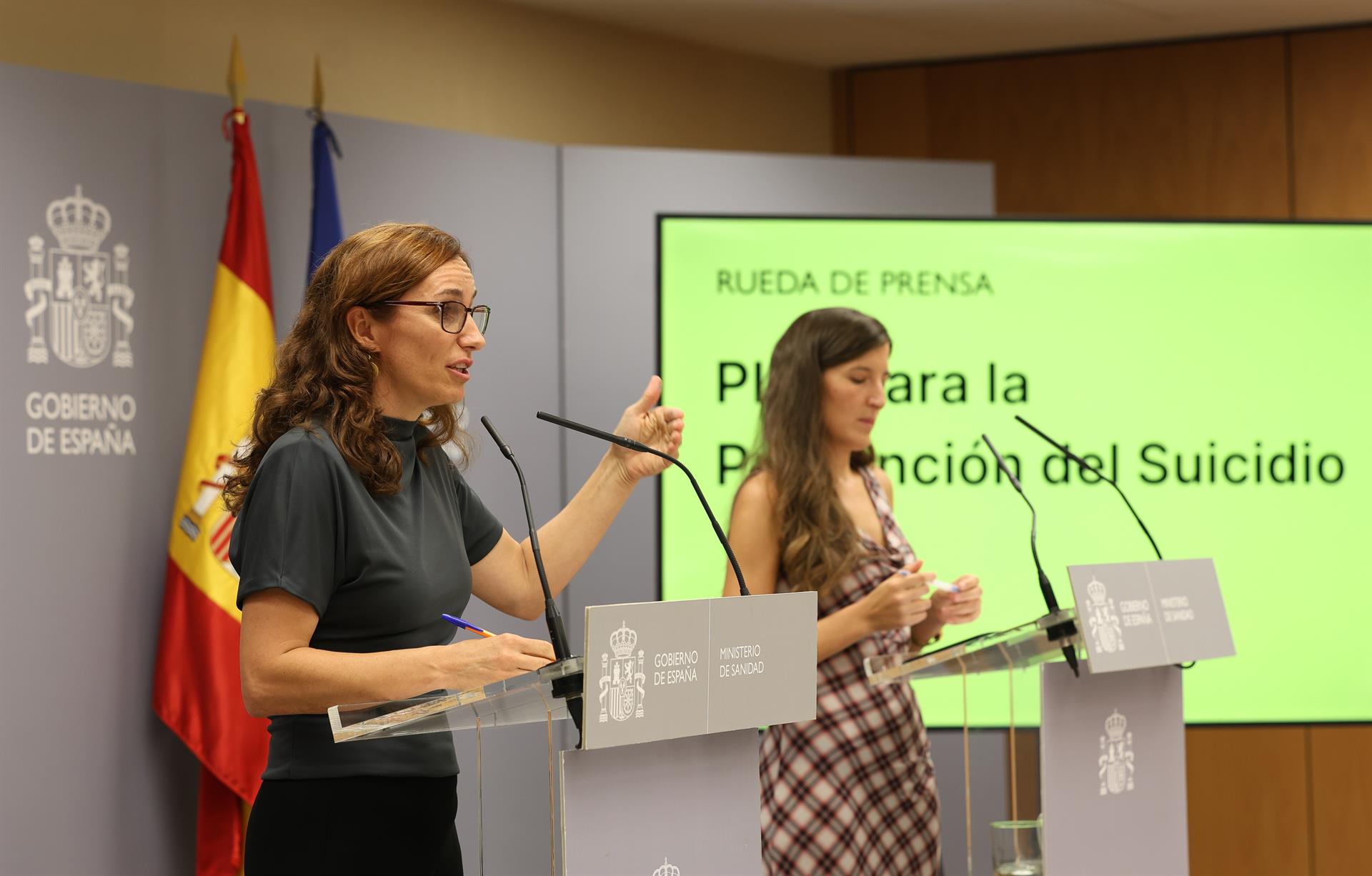 La ministra de Sanidad, Mónica García, y la comisionada Belén González. (Foto: Marta Fernández Jara / EP)