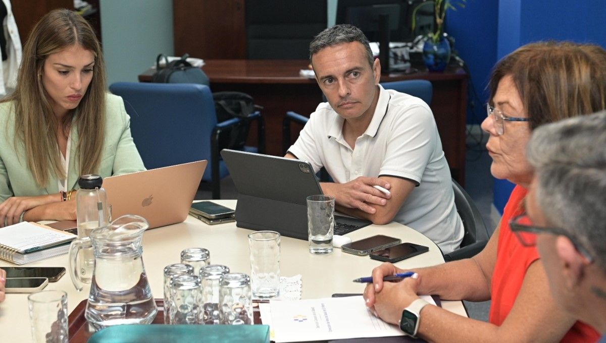 Carlos Díaz, director del Servicio Canario de Salud (SCS), durante la reunión que ha mantenido con los responsables sanitarios de El Hierro (FOTO: Gobierno de Canarias)