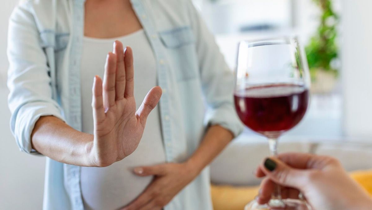 Mujer embarazada rechaza consumir alcohol. (Foto: Freepik)