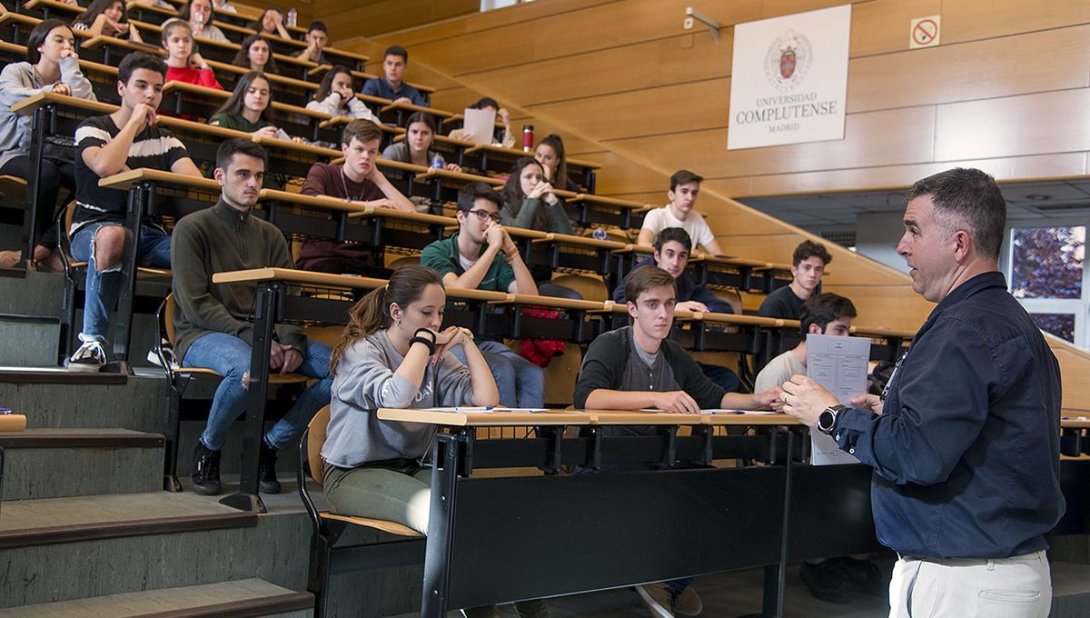 Alumnos se preparan para hacer un examen, que podría ser el PIR (FOTO: Universidad Complutense)