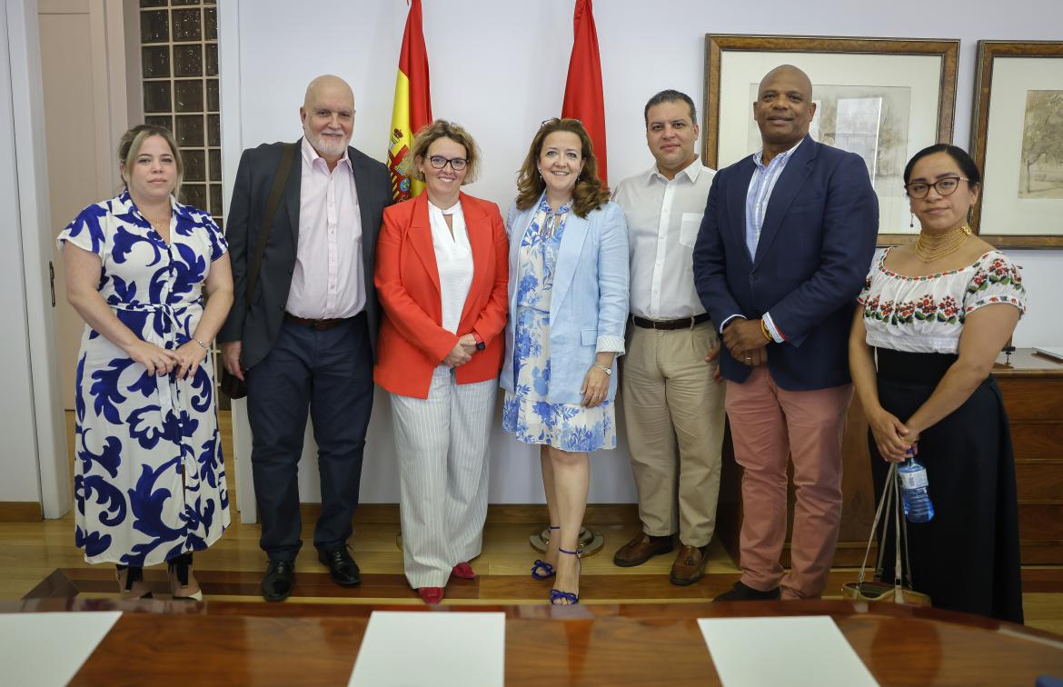 Matute posa junto a la Asociación de Médicos Cubanos en España