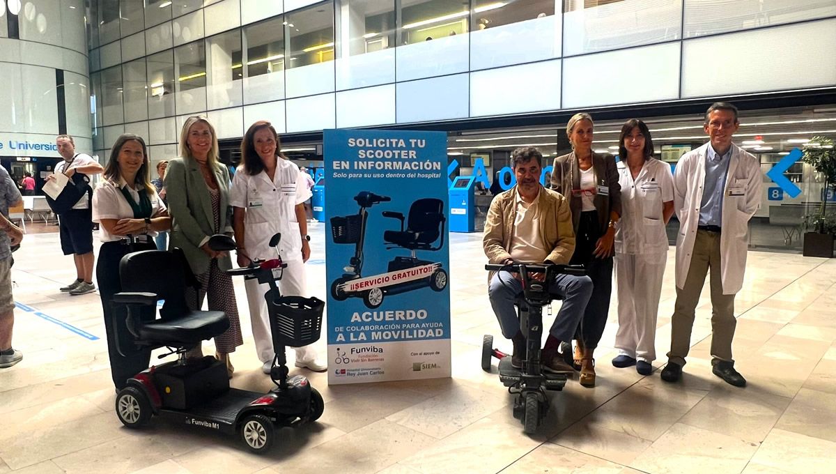 Responsables del HURJC y Funviba junto a la scooter ya disponible en el hospital. (Foto: Hospital Rey Juan Carlos)