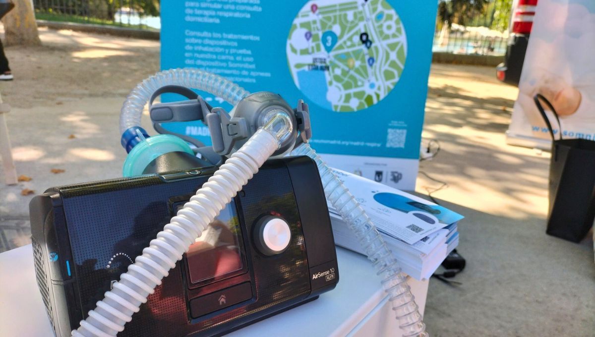 Dispositivo CPAP para el tratamiento de las apneas obstructivas del sueño en Madrid Respira (Fuente: X NeumoMadrid)