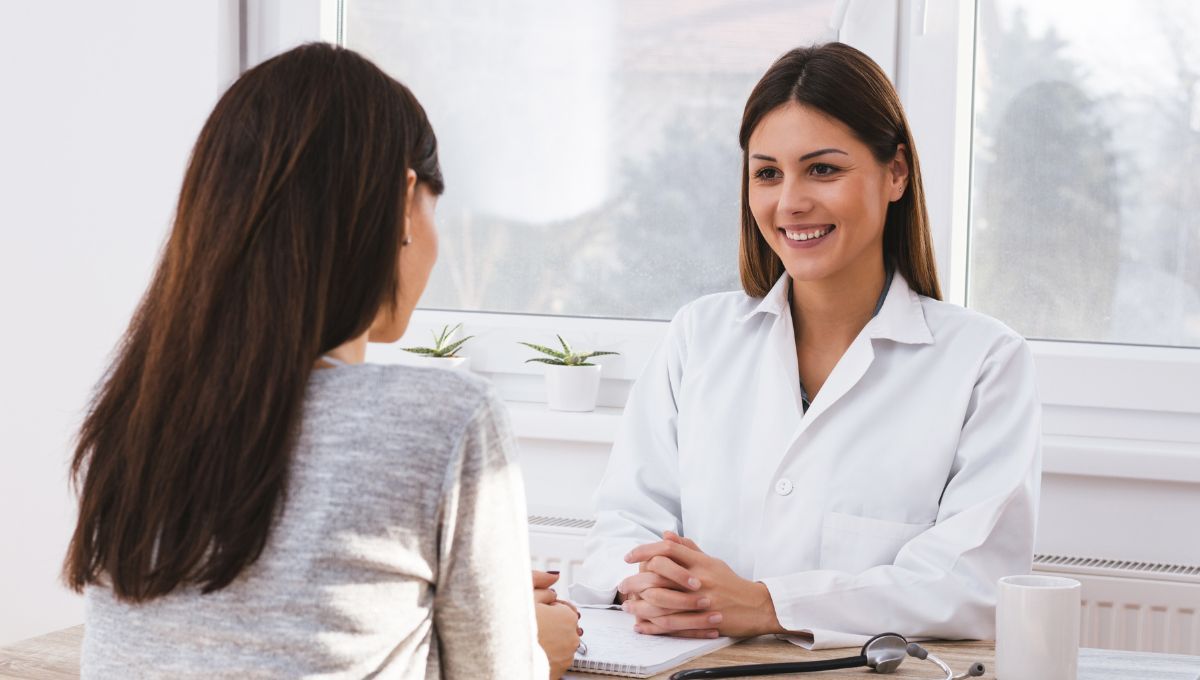 Medico da consejos saludables a una paciente en la consulta (Fuente Canva)