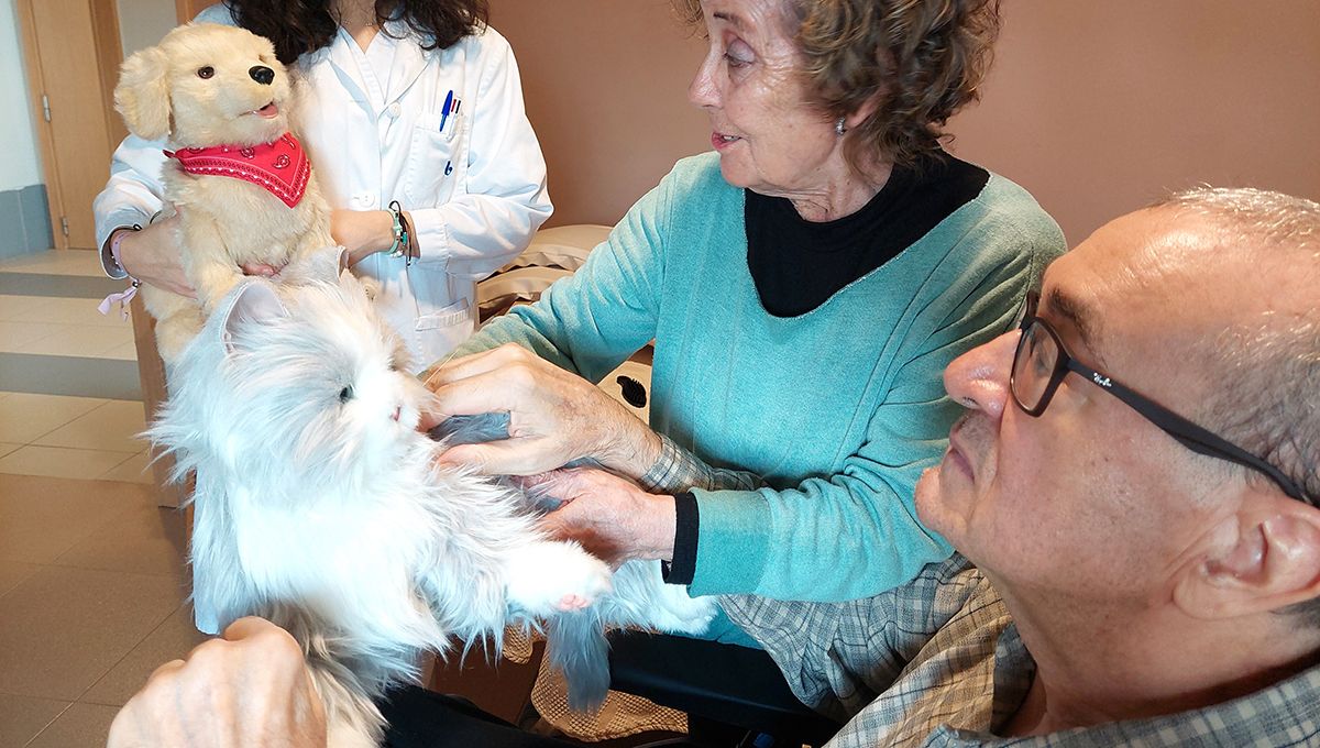 Sesión robótica con gato y perro con personas con alzhéimer (Foto. Grupo Ballesol)