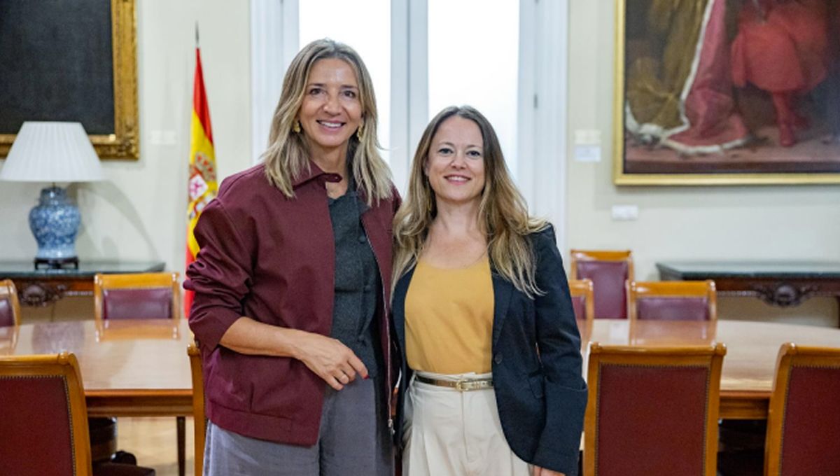 Alicia García, portavoz del GPP en el Senado y Jenifer Humanes de Antonio, de la Asociación La Niña Amarilla, en una reunión sobre le Plan de Prevención del suicidio del Senado (Foto. GPP)