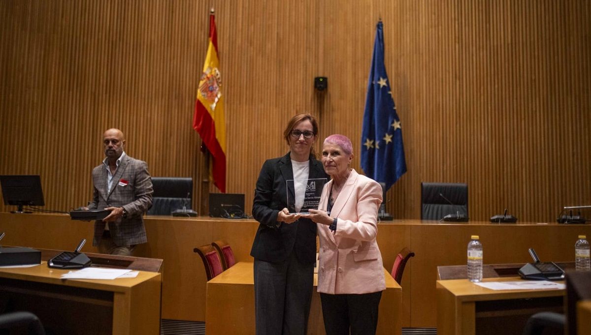 Mónica García, junto a Begoña Barragán, presidenta de AEAL. (Foto: Sanidad)