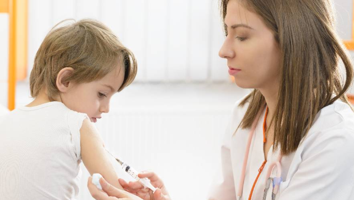 Enfermera vacunando a un niño. (Satse)