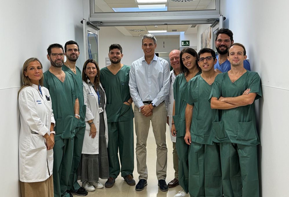 Residentes de digestivo junto con Pedro Rosón, en el Hospital Vithas Xanit en la jornada de actualizaciones en endoscopias (Foto. Vithas)