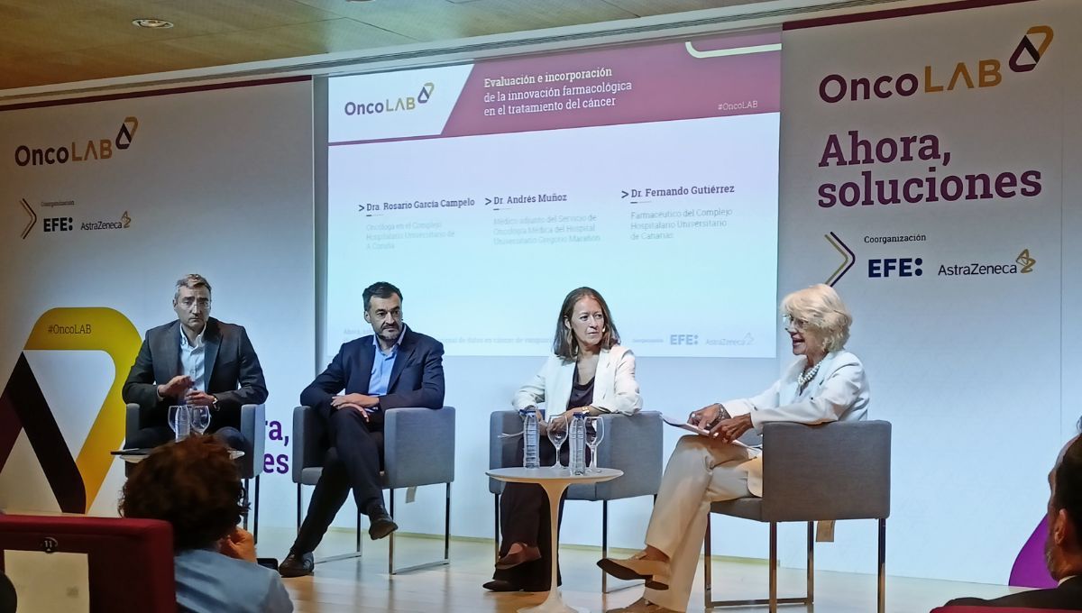 Momento de la mesa redonda de la presentació de OncoLAB presenta el documento de consenso para el registro de datos en cáncer de vanguardia